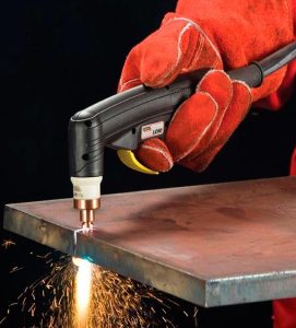 Máquina de corte a plasma em ação